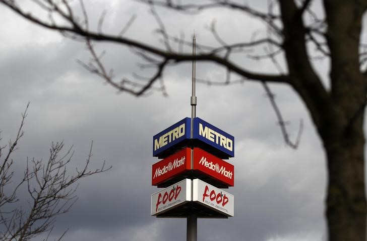 © Reuters. A sign of German retailer Metro and Media Markt are seen in Dusseldorf