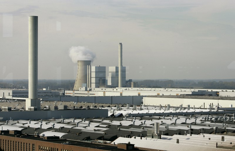 © Reuters. General view of German car manufacturer Volkswagen AG's plant and headquarters in Wolfsburg October ..