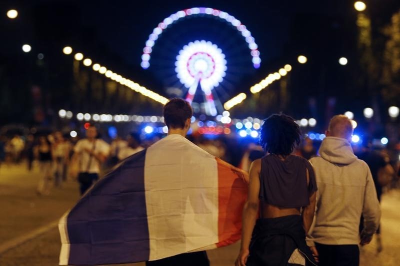 © Reuters. MANUEL VALLS VEUT TIRER UNE LEÇON POLITIQUE DU SUCCÈS DES BLEUS