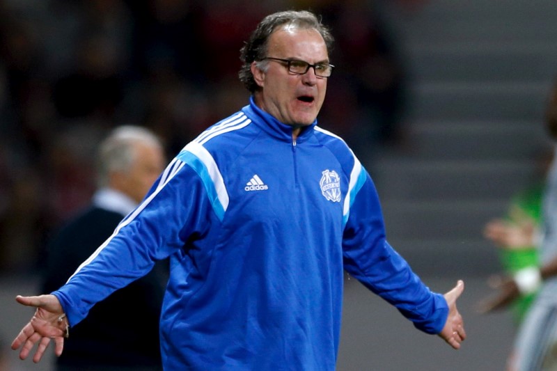 © Reuters. Olympique Marseille coach Marcelo Bielsa reacts during their French Ligue 1 soccer match soccer match against Lille at Pierre Mauroy stadium in Villeneuve d'Ascq near Lille