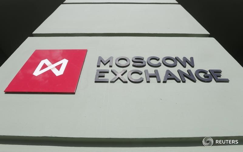 © Reuters. Логтип Московской фондовой биржи на ее здании в Москве