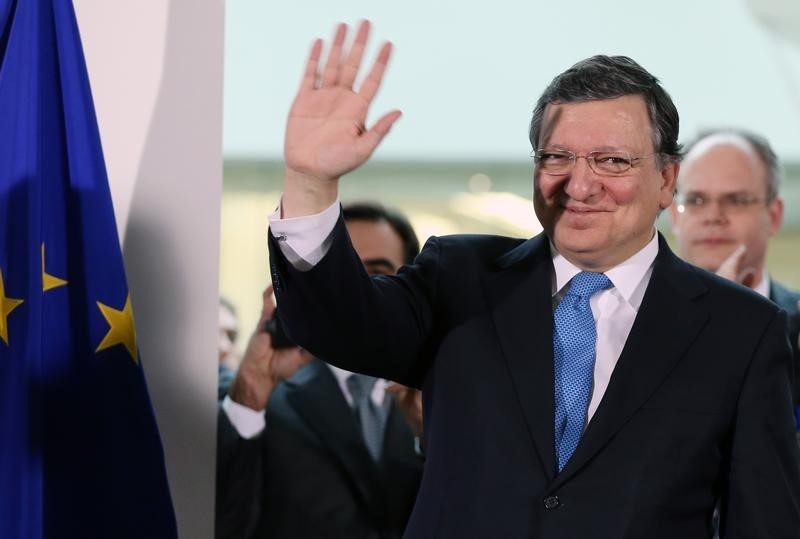 © Reuters. Outgoing president of the European Commission Barroso waves during a ceremony at the EU Commission headquarters in Brussels