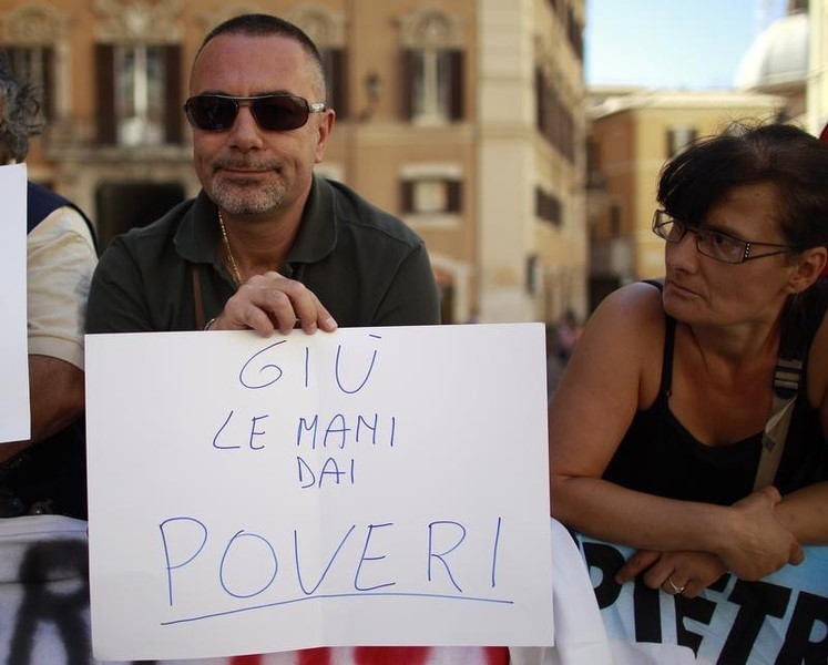 © Reuters. Roma, manifestazione contro la povertà davanti al Parlamento, nell'agosto 2011