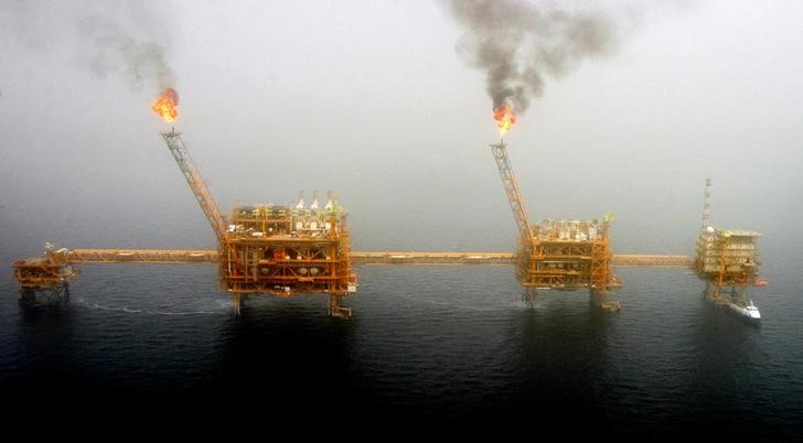 © Reuters. Нефтедобывающие платформы на месторождении Соруш в Персидском заливе