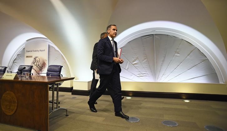 © Reuters. Bank of England governor Mark Carney leaves after speaking at a news conference at the Bank of England in London