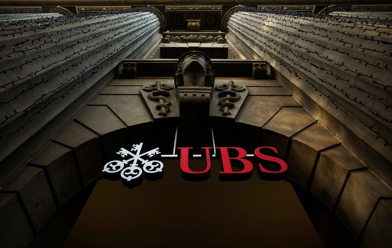 © Reuters. The logo of Swiss bank UBS on a building in Zurich