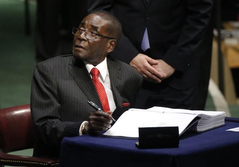© Reuters. Zimbabwean President Robert Mugabe at the United Nations Headquarters in New York