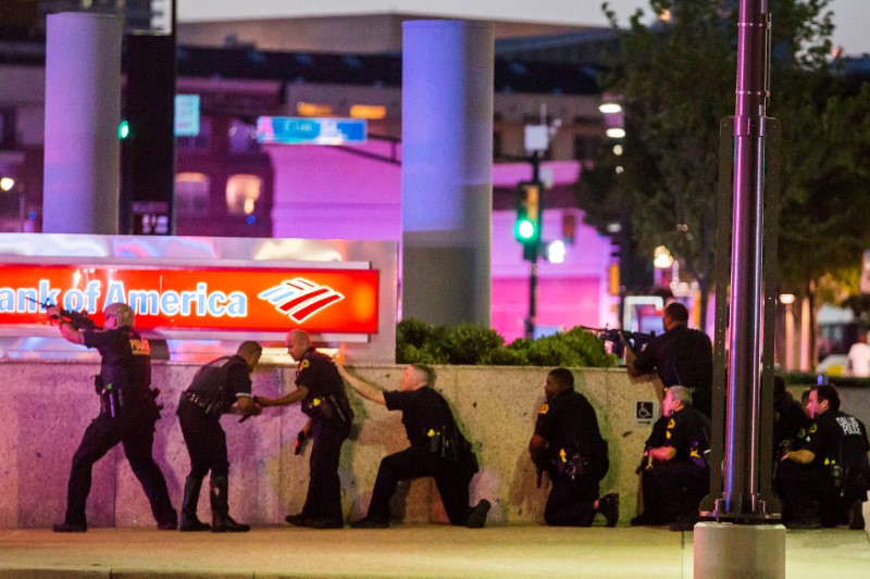 © Reuters. CINQ POLICIERS ABATTUS À DALLAS