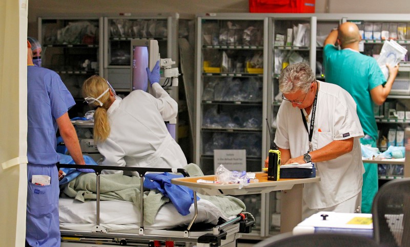 © Reuters. Doctors and nurses work on a patient in the Ryder Trauma Center at Jackson Memorial Hospital in Miami