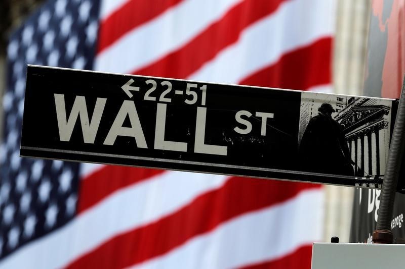 © Reuters. A Wall St sign hangs on a post outside of the New York Stock Exchange (NYSE) in New York