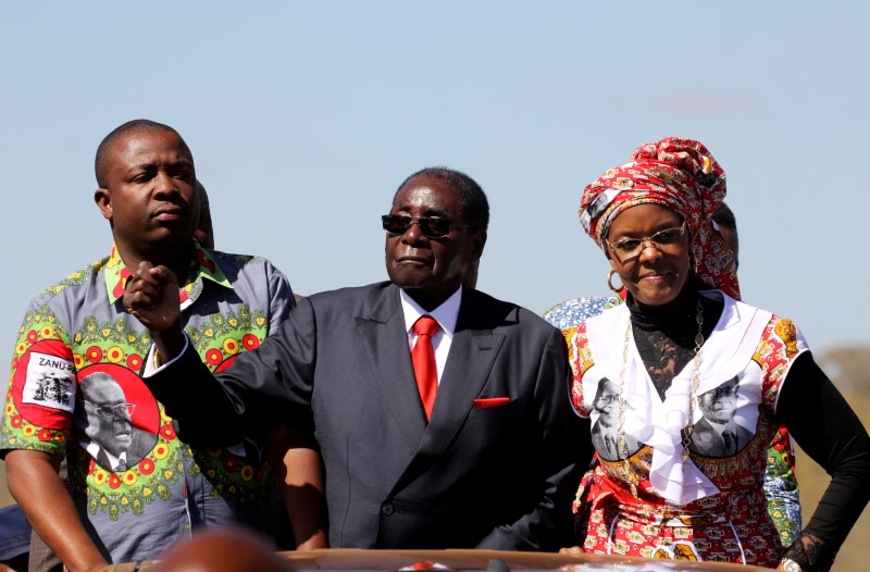 © Reuters. President Robert Mugabe and his wife Grace greet supporters of his ZANU (PF) party during the "One Million Man March",  a show of support of Mugabe's rule in Harare