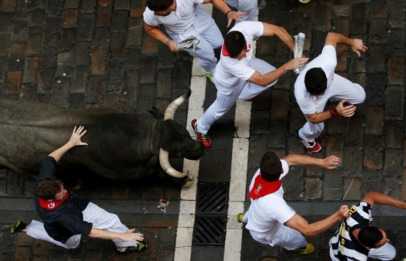 © Reuters. Dos heridos por asta de toro en el tercer encierro en San Fermín