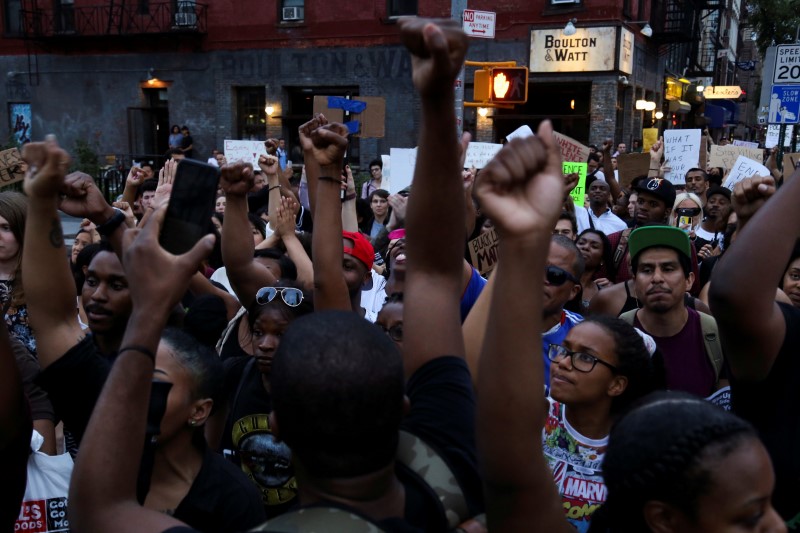 © Reuters. Miles de personas protestan en EEUU contra la violencia de la policía