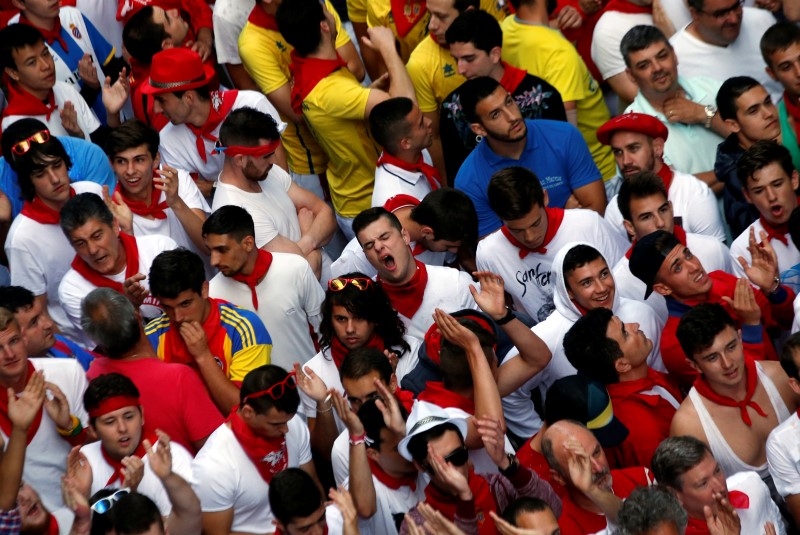 © Reuters. A runner yawns before the start of the third running of the bulls at the San Fermin festival in Pamplona