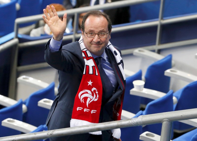 © Reuters. L’EURO DEVRAIT REDONNER CONFIANCE AUX FRANÇAIS ESTIME HOLLANDE