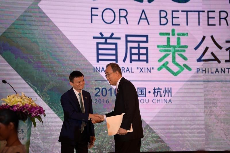 © Reuters. Jack Ma, founder and Executive Chairman of Alibaba Group shakes hands with U.N. Secretary-General Ban Ki-moon during the inaugural "Xin" Philanthropy Conference in Hangzhou