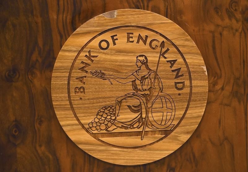 © Reuters. A wooden carving of the Bank of England logo is seen on a desk during a news conference at the Bank of England in London