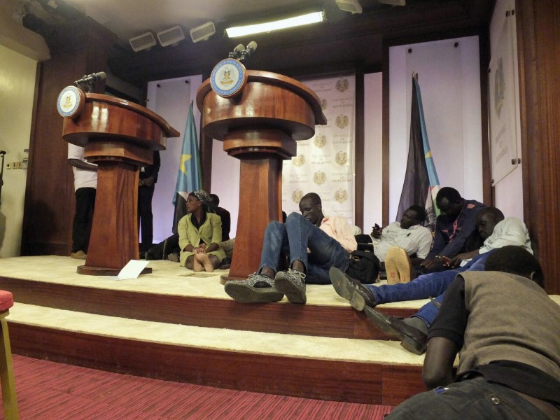 © Reuters. Journalists are seen on the podium following sounds of gun shots before a news conference in Juba