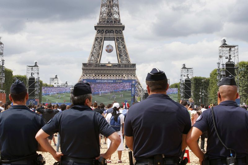 © Reuters. LA SÉCURITÉ RENFORCÉE À PARIS POUR LA FINALE DE L’EURO