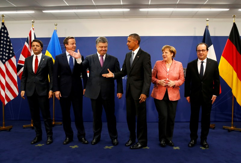 © Reuters. Renzi, Cameron, Poroshenko, Obama, Merkel and Hollande stand for a photograph after their meeting alongside the NATO Summit in Warsaw, Poland