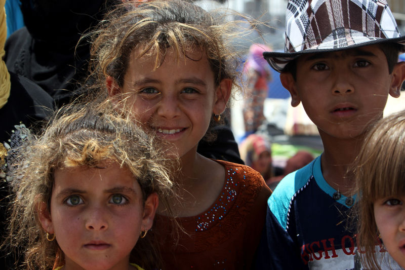 © Reuters. Displaced Iraqi children, who fled from Mosul because of Islamic State violence, poses for a photograph at a refugee camp in the Makhmour area near Mosul