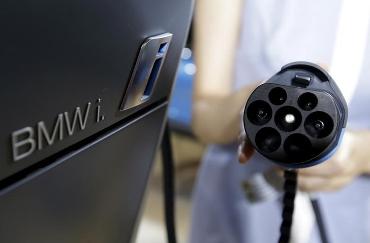 © Reuters. A model displays the charging plug of a BMW i3 electric car during the Auto China 2016 in Beijing