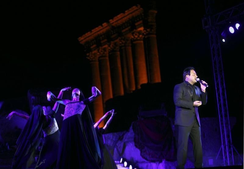 © Reuters. عاصي الحلاني يغني لجنوب لبنان في مهرجانات صور الدولية