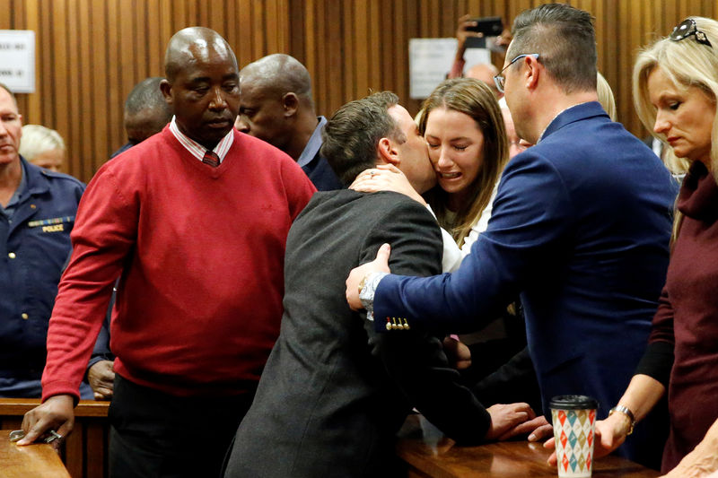 © Reuters. Olympic and Paralympic track star Oscar Pistorius reacts with his sister Aimee Pistorius at his sentence hearing at the North Gauteng High Court in Pretoria