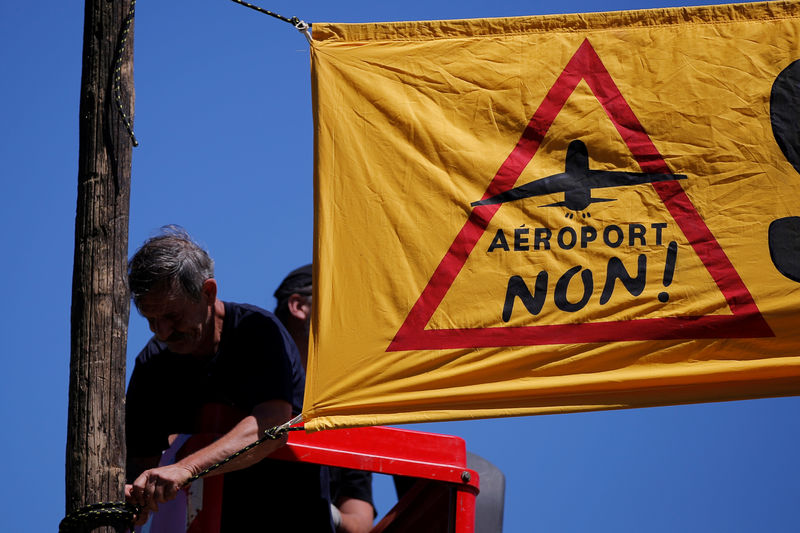 © Reuters. LA PROTESTATION VA REPRENDRE EN OCTOBRE CONTRE NOTRE-DAME-DES-LANDES