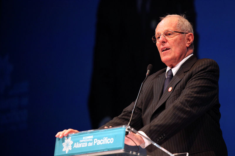 © Reuters. Peru's President-elect Kuczynski delivers a speech during a business summit at the XI Summit of the Pacific Alliance in Frutillar