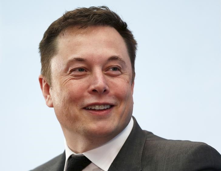 © Reuters. Tesla Chief Executive Elon Musk smiles as he attends a forum on startups in Hong Kong