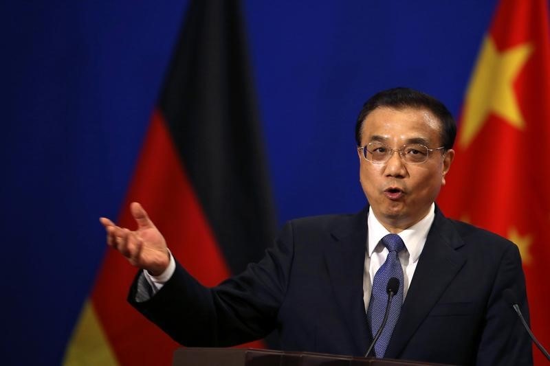 © Reuters. Chinese Premier Li Keqiang delivers a speech during the China-Germany Economic and Technological Cooperation Forum at the Great Hall of the People in Beijing