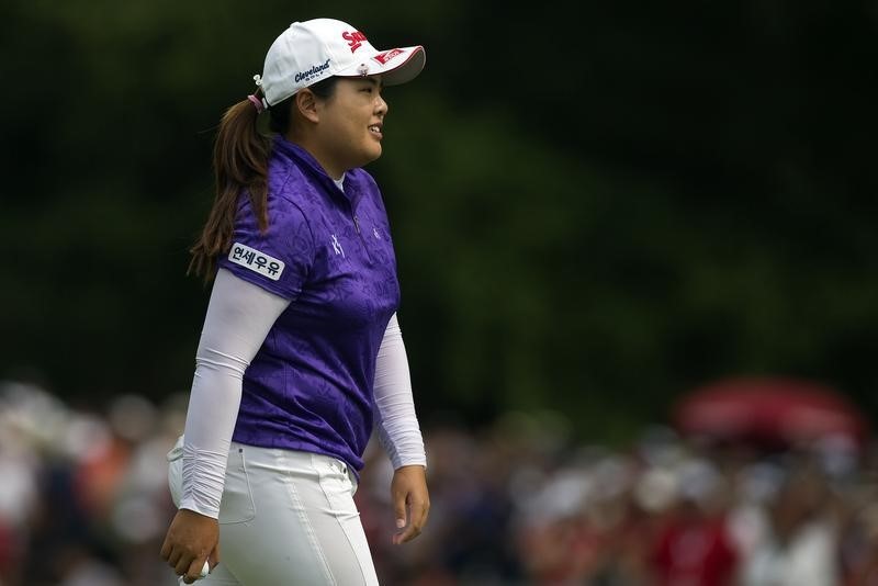 © Reuters. Park of South Korea celebrates birdie on 18th hole during LPGA Canadian Women's Open golf tournament in Coquitlam