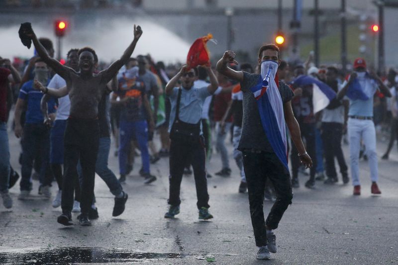 © Reuters. INCIDENTS EN MARGE DE LA FINALE DE L'EURO