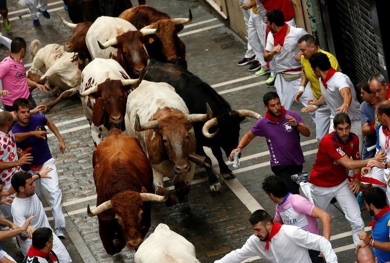 © Reuters. إصابات طفيفة في خامس أيام مهرجان سان فيرمين للركض مع الثيران بإسبانيا
