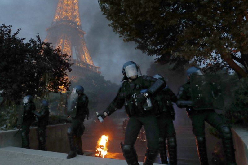 © Reuters. LA TOUR EIFFEL FERMÉE LUNDI