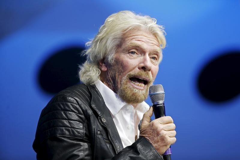 © Reuters. Richard Branson unveils the new SpaceShipTwo, a six-passenger two-pilot vehicle meant to ferry people into space that replaces a rocket destroyed during a test flight in October 2014, in Mojave