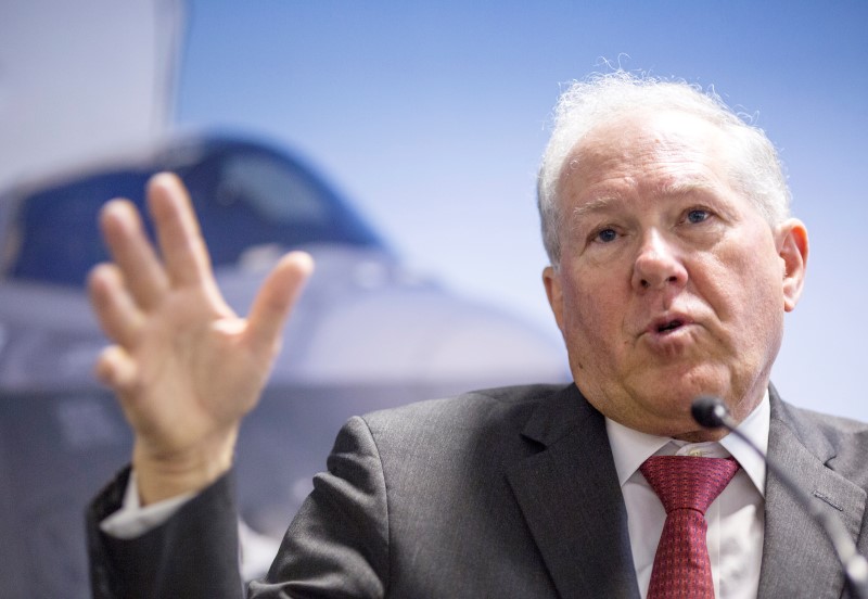 © Reuters. US Defense Acquisition Chief Frank Kendall speaks to journalists at a news conference at the 2014 Farnborough International Airshow in Farnborough, southern England