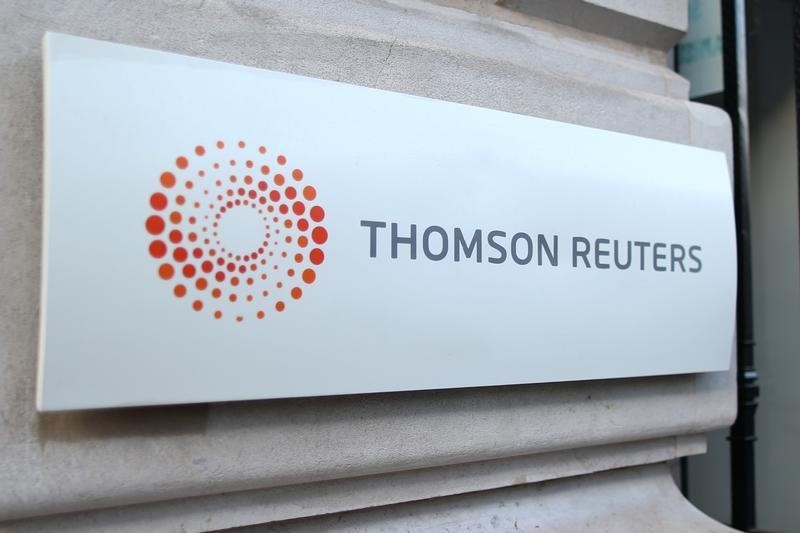 © Reuters. The logo of Thomson Reuters is pictured at the entrance of its Paris headquarters, France