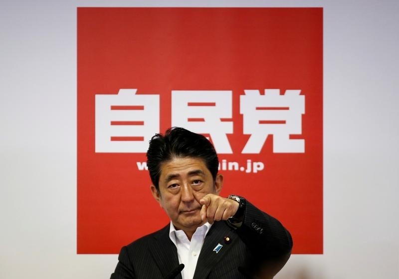 © Reuters. رئيس وزراء اليابان يأمر بحزمة تحفيز جديدة بعد الفوز في الانتخابات