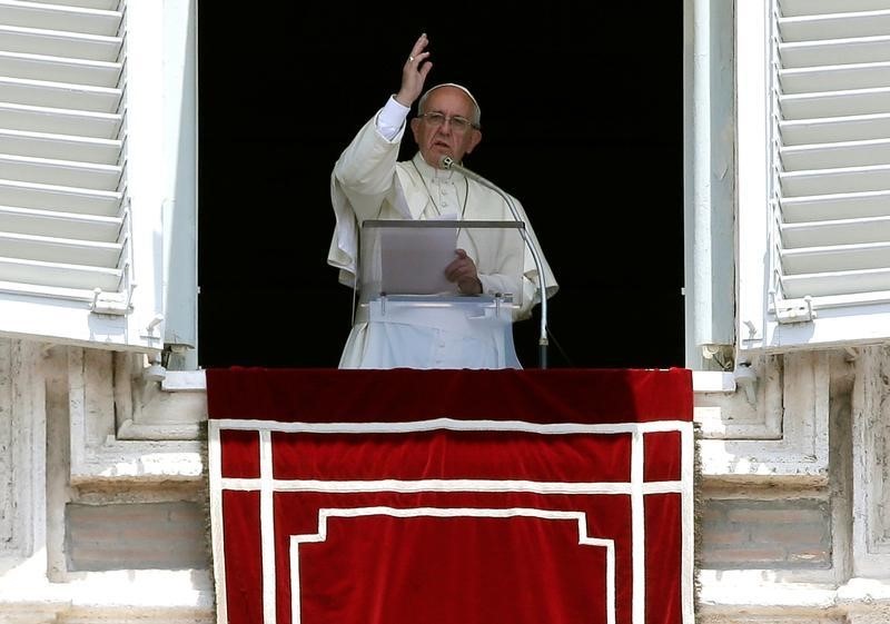 © Reuters. Pope Francis blesses as he leads the Angelus prayer in Saint Peter's Square at the Vatican