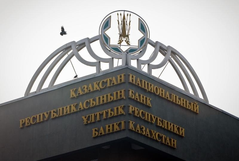 © Reuters. Здание НБ Казахстана в Алма-Ате