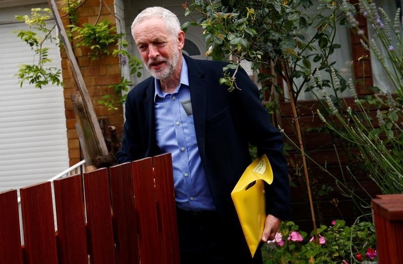 © Reuters. Britain's opposition Labour Party leader Jeremy Corbyn leaves his home in London