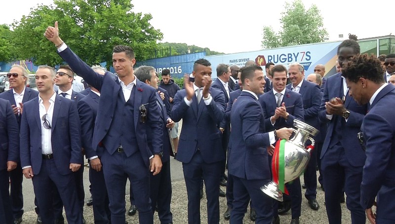 © Reuters. Portugal EURO 2016 team appear with cup outside their base camp in Marcoussis