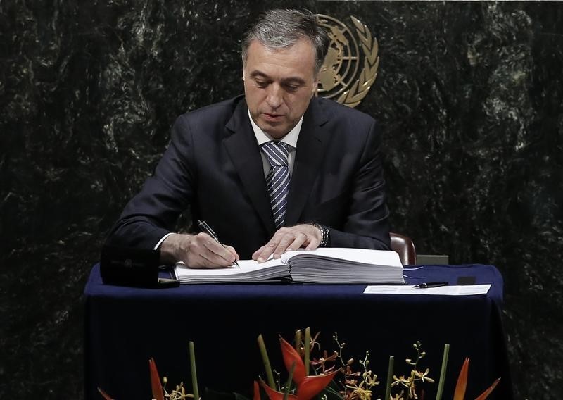 © Reuters. Montenegro President Filip Vujanovic signs the Paris Agreement on climate change at the United Nations Headquarters in New York