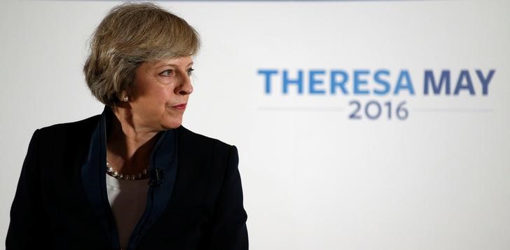 © Reuters. Глава МВД Великобритании Тереза Мэй выступает с речью в Бирмингеме