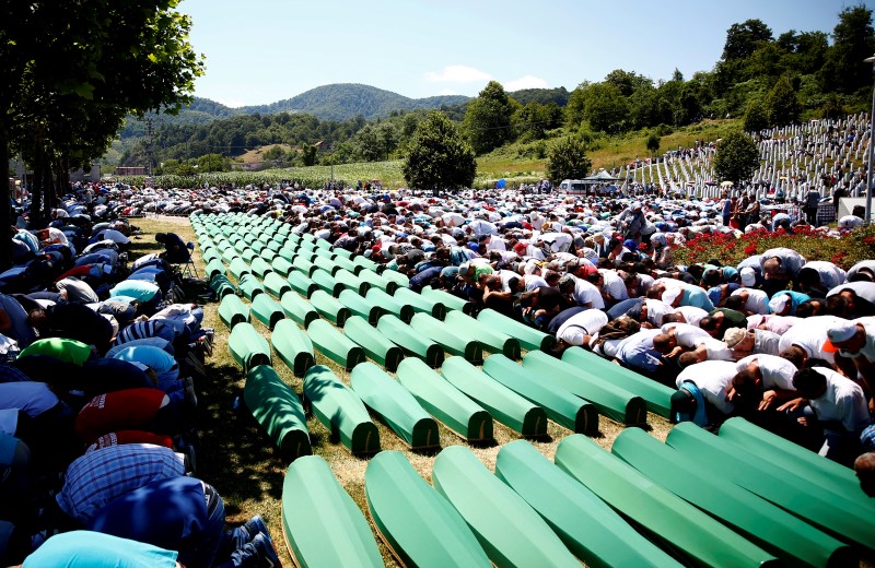 © Reuters. سربرنيتشا تدفن رفات 127 من ضحايا مذبحة