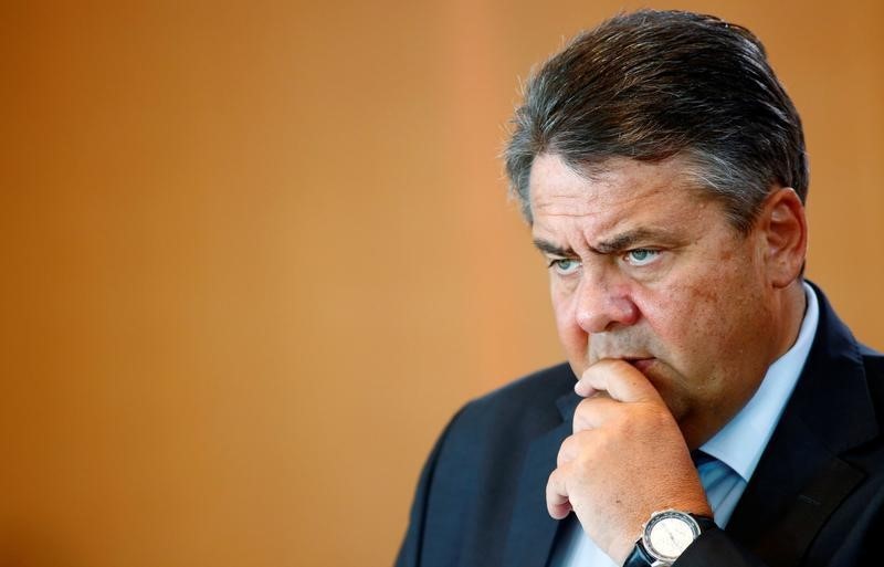 © Reuters. German Economy Minister Gabriel attends the weekly cabinet meeting at the chancellery in Berlin
