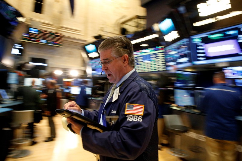 © Reuters. Traders work on the floor of the NYSE