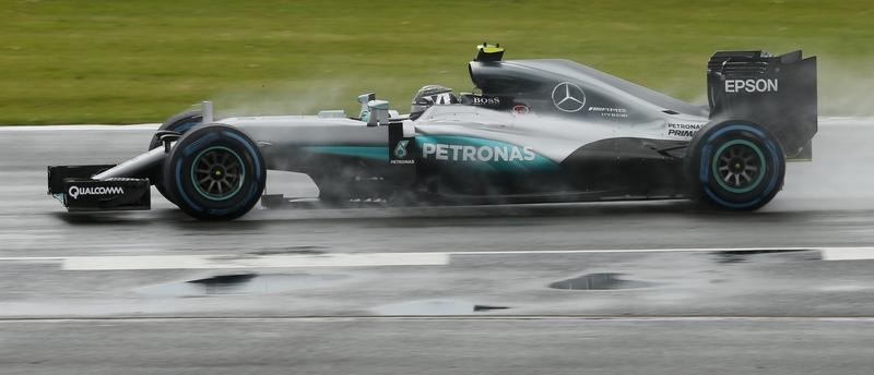 © Reuters. مرسيدس يتقبل عقوبة روزبرج في سباق بريطانيا لفورمولا 1